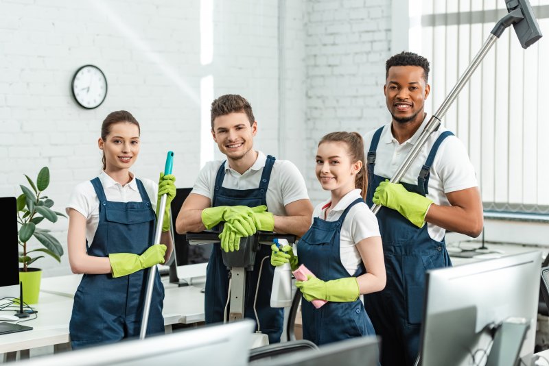 Reinigungskraft von cleanteam in modernem Bürogebäude bei der Unterhaltsreinigung in Laupheim