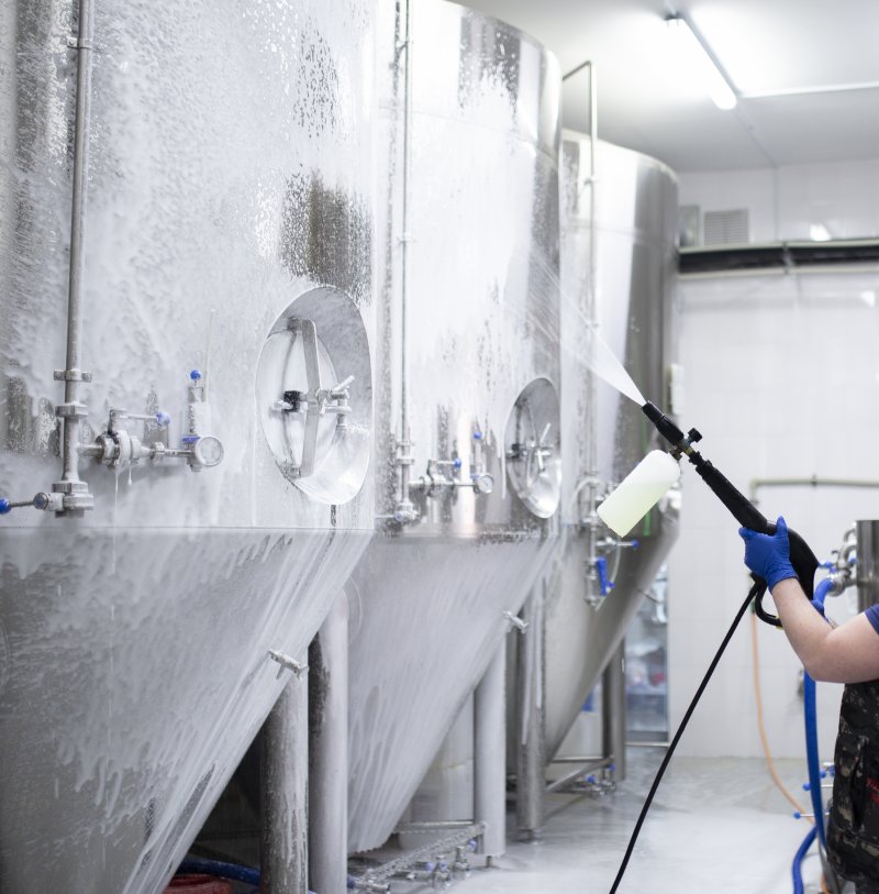 cleanteam-Fachkraft bei der Hochdruckreinigung in einer Produktionshalle in Ulm