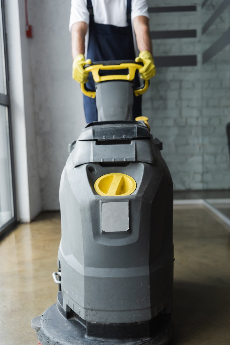 Professionelle Reinigung einer modernen Produktionshalle mit Scheuersaugmaschine – Industriereinigung durch cleanteam