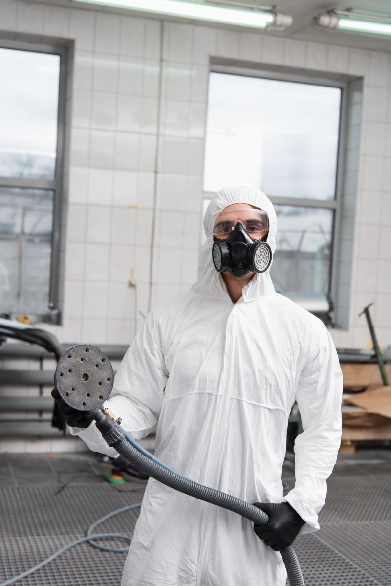 Reinigungsteam von cleanteam in vollständiger Schutzausrüstung beim Schleusenservice vor dem Reinraumbetritt