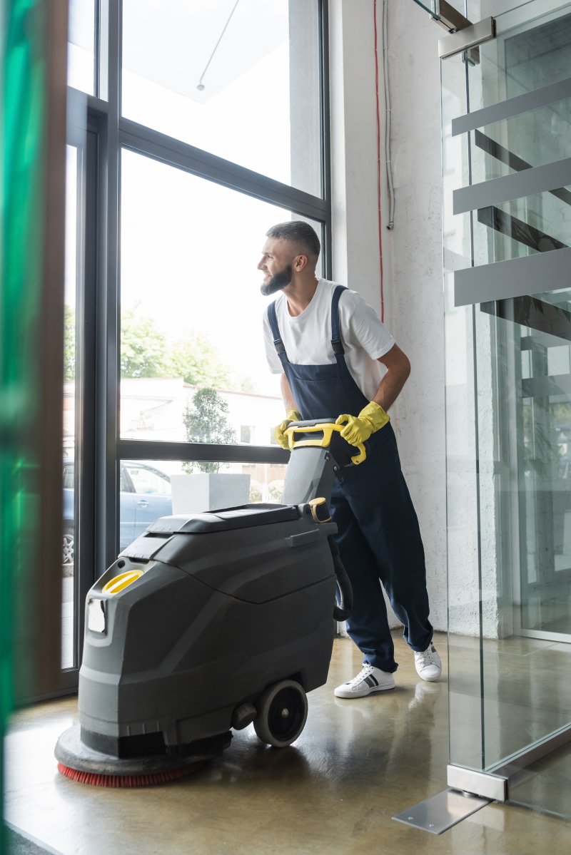 Professionelle Reinigung einer modernen Produktionshalle mit Scheuersaugmaschine – Industriereinigung durch cleanteam