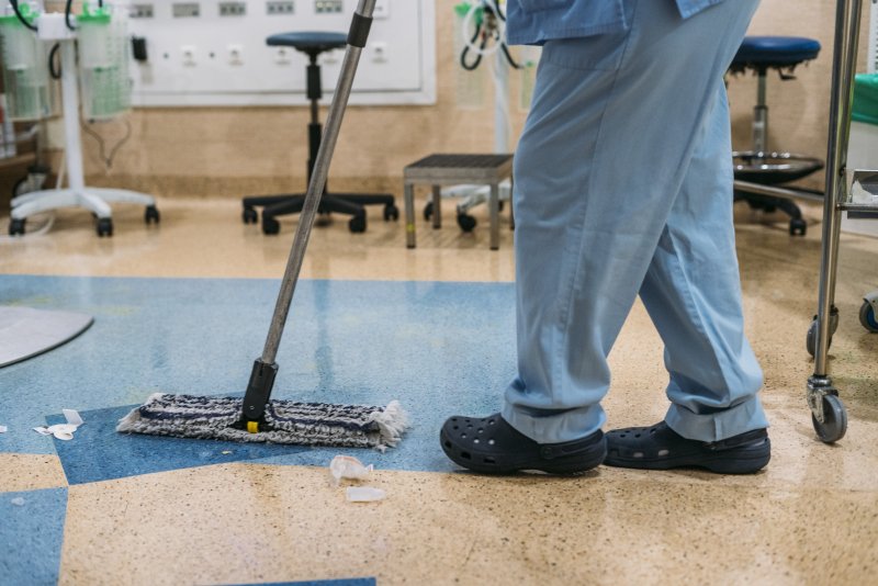 Reinigungskraft von cleanteam bei der Bodenpflege in einem hellen Büroraum in Ulm